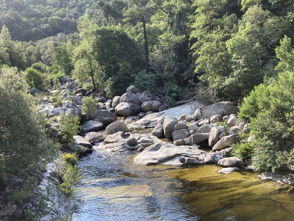 pootjebaden tijdens wandelen op Corsica