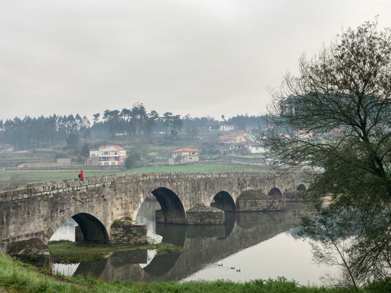 Middeleeuwse brug op de Camino Portuges Central