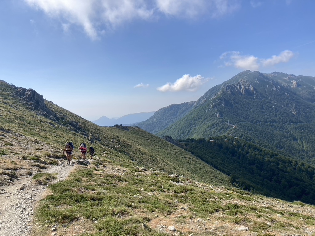 uitzicht op bergen met hikers