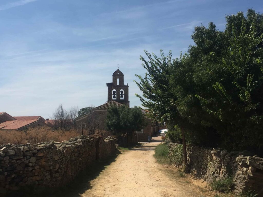 Kerk in een klein Spaans dorp