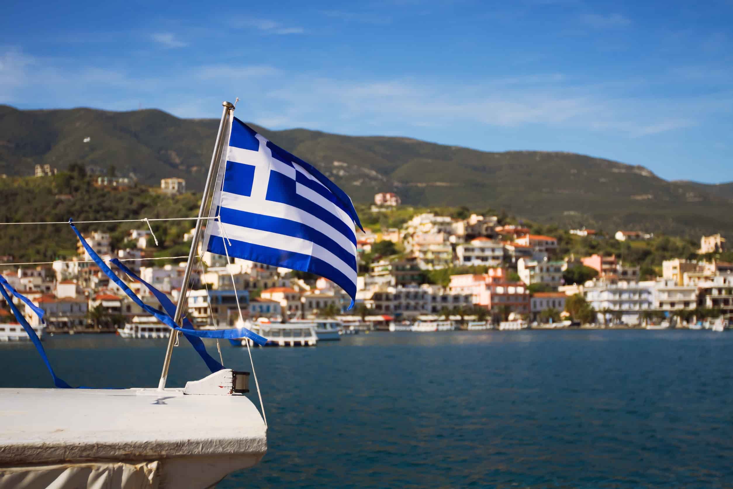 Griekse vlag op boot in Zee