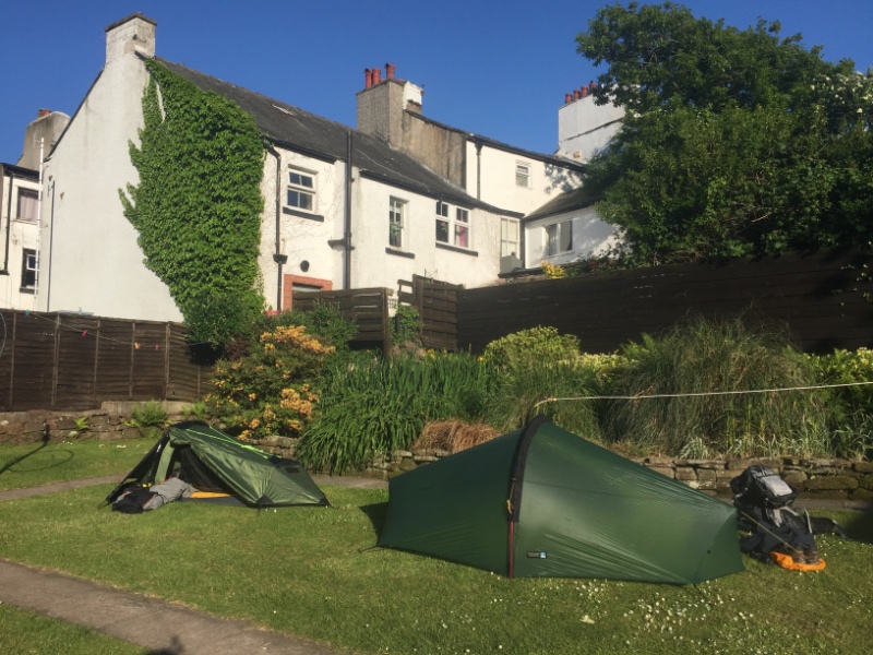 tentjes in een tuin van een B&B