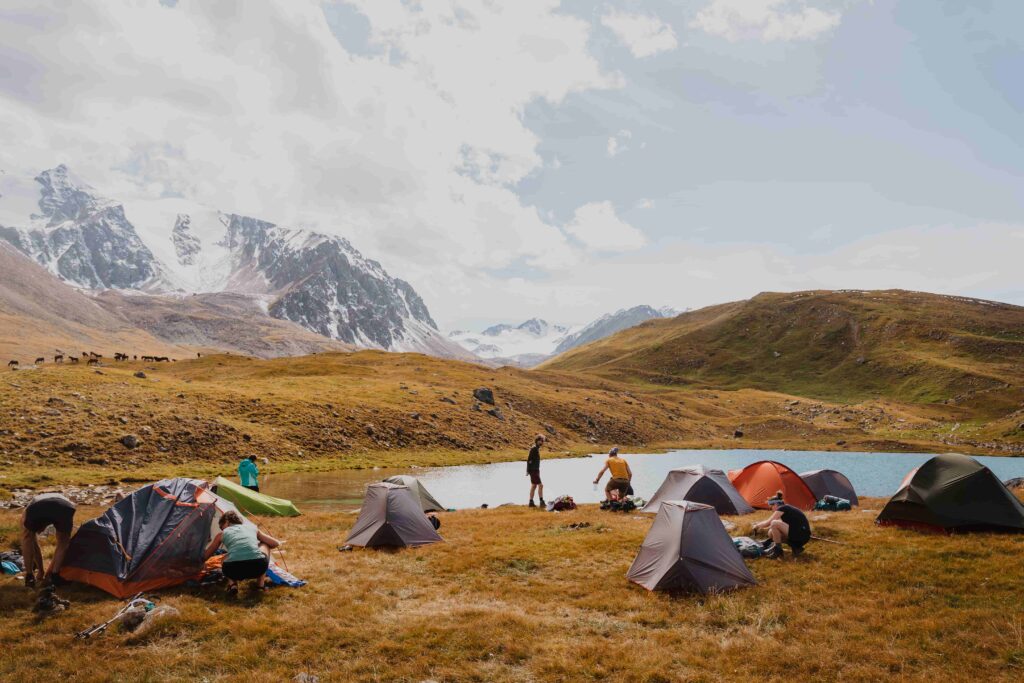 Tian Shan gebergte met kampeerders tijdens trekking