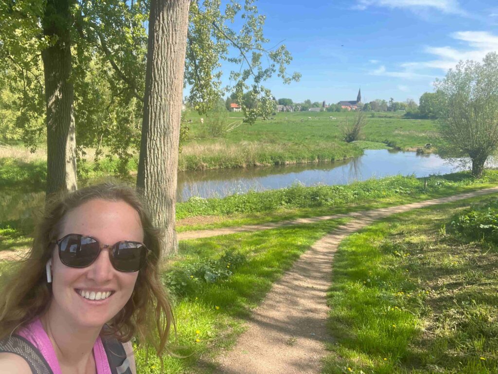 Annick met het kerkje van Ottersum op de achtergrond