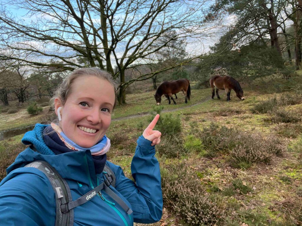 Annick Houtstra tussen de paarden op de Pieterpad-etappe Swolgen-Venlo