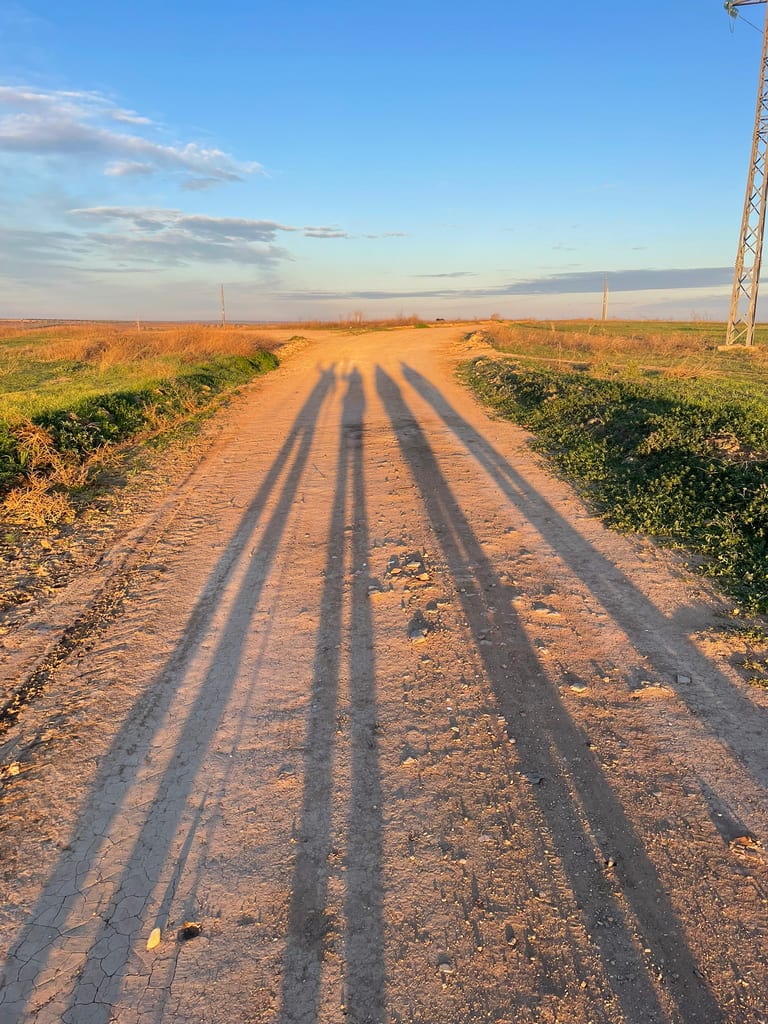 go santiago Schaduwen van pelgrims onderweg