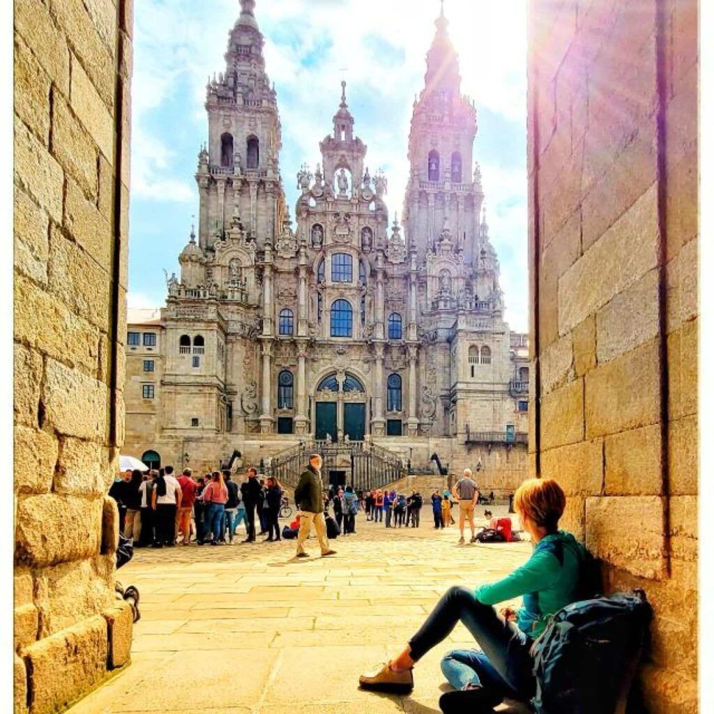 Annemiek Nefkens bij de Kathedraal in Santiago de Compostela