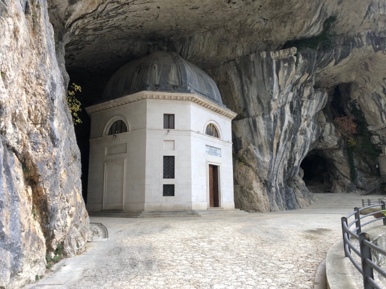 Santuario Madonna Di Frasassi in Genga Italië 