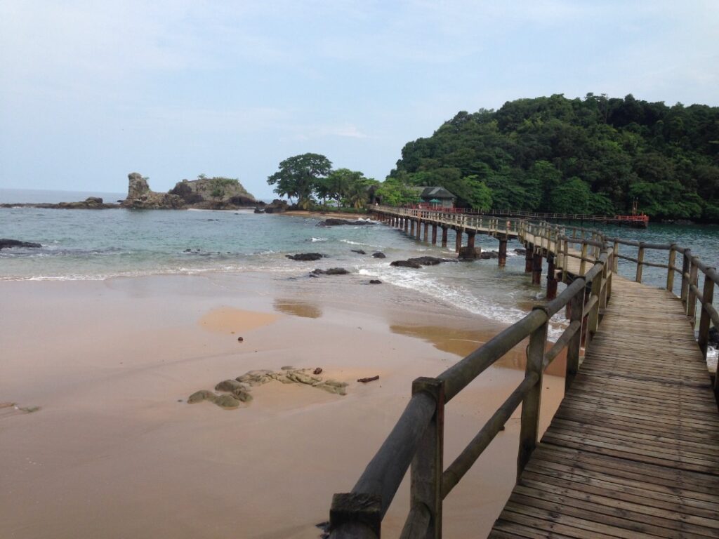 Natuurlijk Reizen Sao Tome Uitzicht met loopbrug Bon Bon Island Sao Tomé