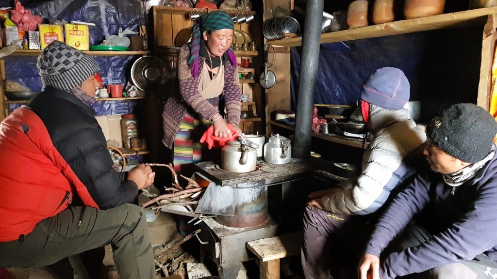 In het huis van Sami uit Samdo, Manaslu Tsum Valley