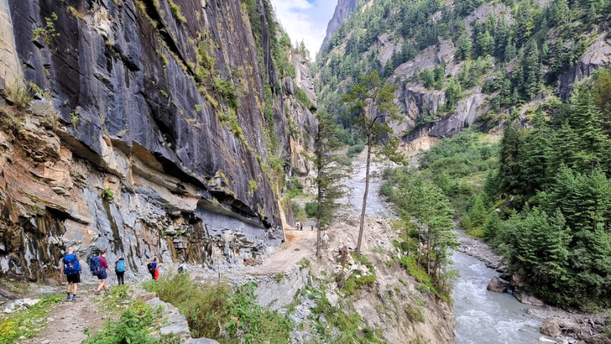 Overweldigende rotspartijen bij de start van Nar Phu Valley trekking
