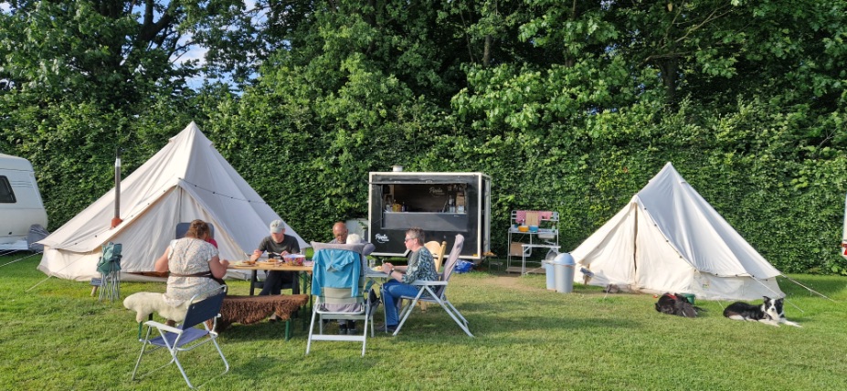 Tipi's van Pippin Hikes samen met de Foodtruck