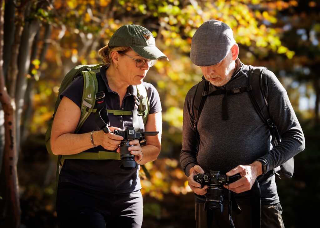 Samen kijken op de camera, fotowandelaars.nl herfstreis naar Sicilië