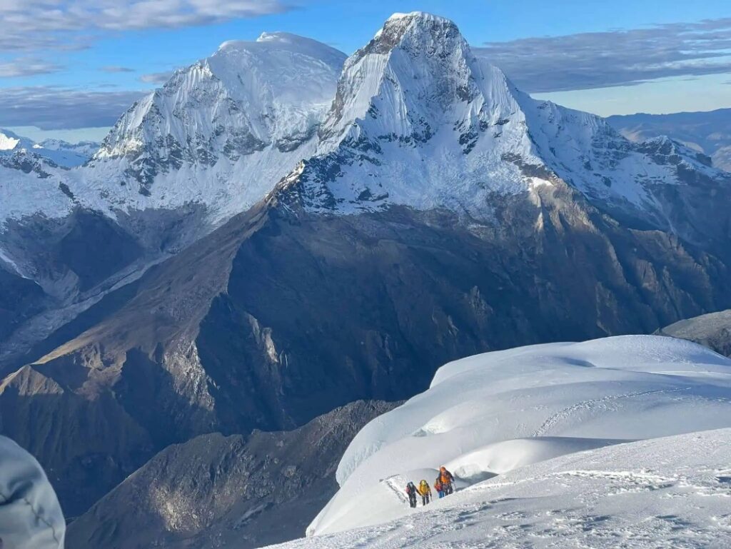 Beklimming Mt Pisco met Huascaran op de achtergrond