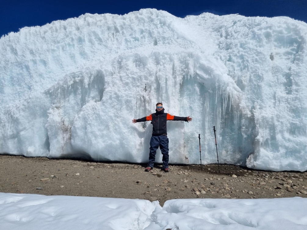 Laatste stuk gletsjer op krater plateau Kilimanjaro