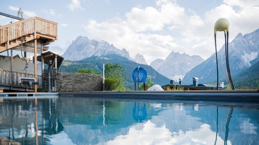 Natuurzwembad van het berghotel