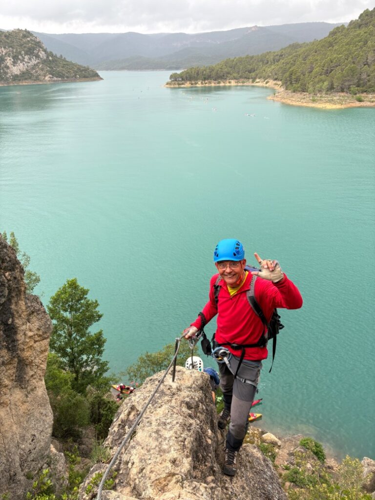 Carlos in een via ferrata boven het meer van Canneles