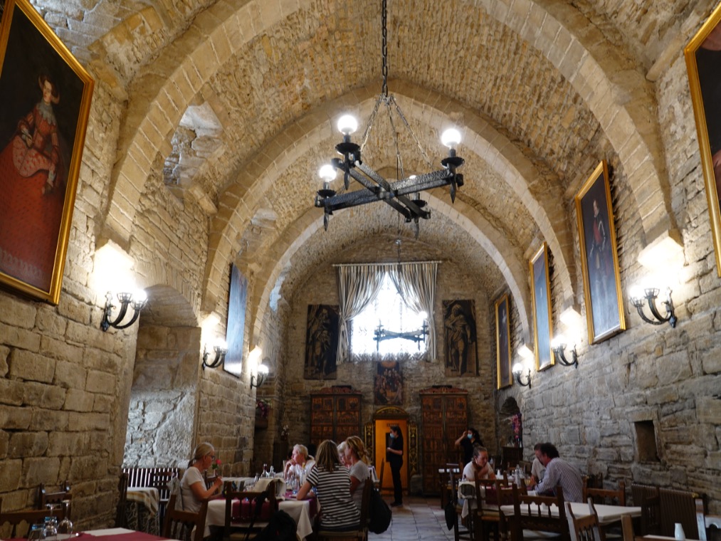Eten in de kleinste kathedraal van Spanje Roda de Isábena