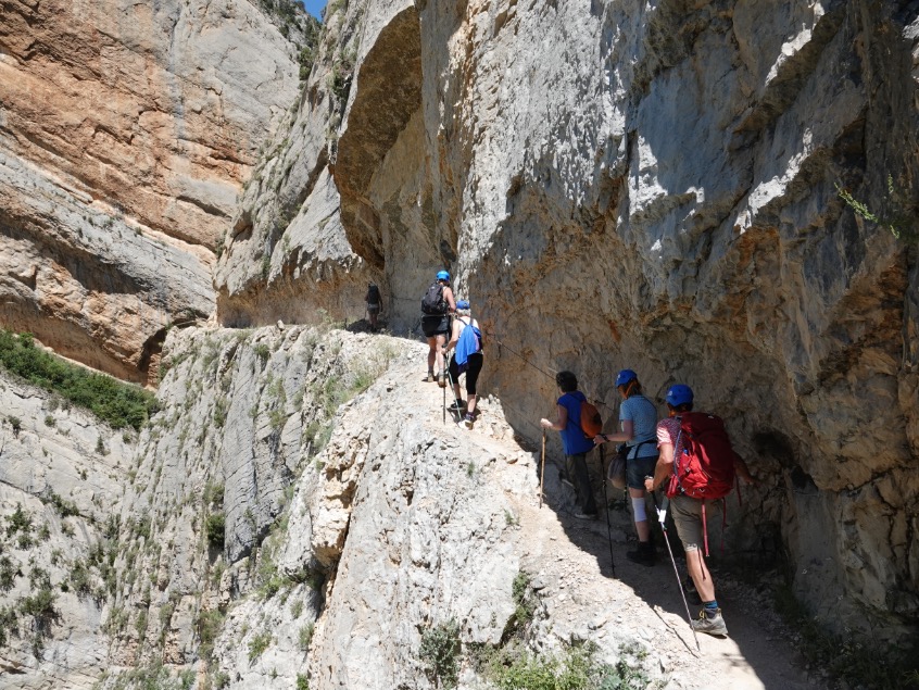 Wandelen in de MontRebeikloof in rotsen en over pasarellas