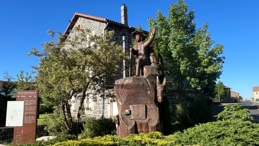 Beeld van Stevenson en Modestine in Le Bouchet-St-Nicolas