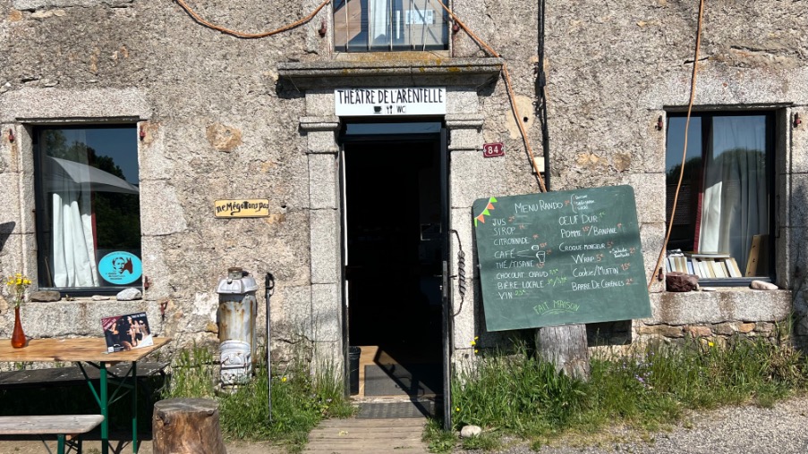 Bar/theatertje in Saint-Flour-de-Mercoire