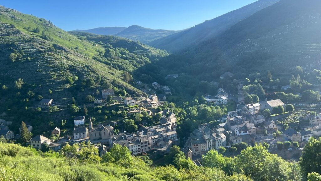 nog een laatste blik op Le Pont-de-Montvert tijdens de klim