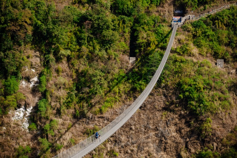 By Mountain People Hangbrug in Nepal