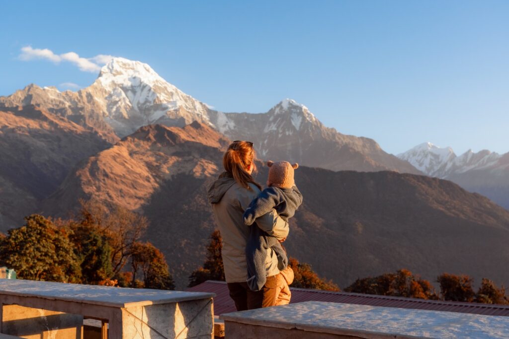 Valerie van der Klift van By Mountain People met kinderen in Annapurna, Nepal
